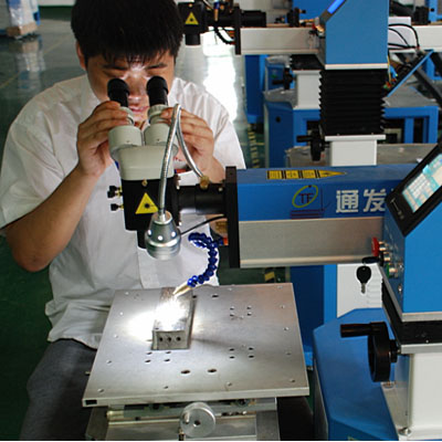 針對稍大模具，可轉向觀察操作